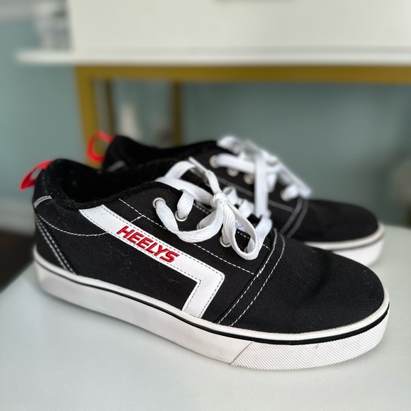 BLACK AND WHITE HEELYS!!♥️ SIZE 7 - Picture 1 of 5
